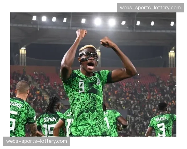 瞬间：奥斯梅恩进球后掀起球衣，展示纪念同胞的特别T恤